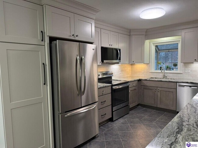 Building Photo - 913 Dogwood Cir