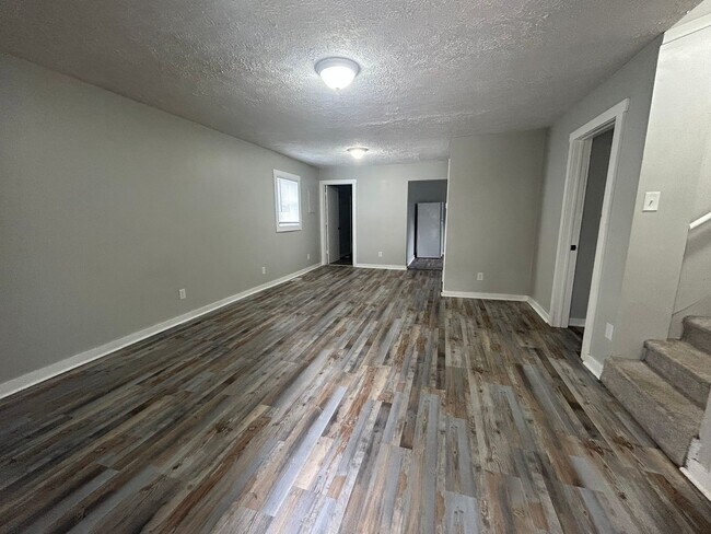 Building Photo - 642 N Elm St