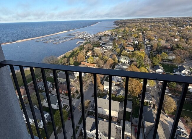 Building Photo - 2525 S Shore Dr
