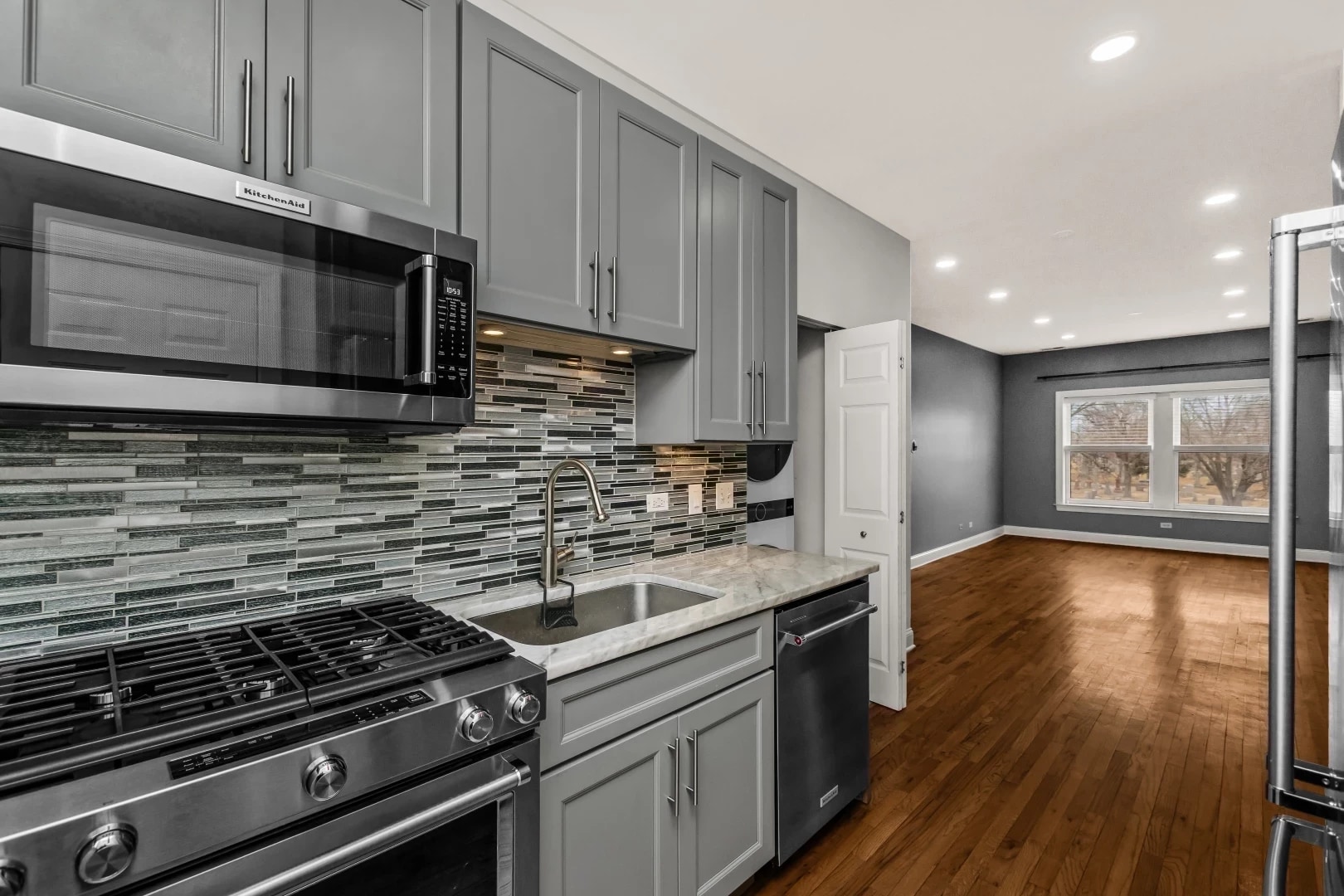 Building Photo - 1323 W Lawrence Ave