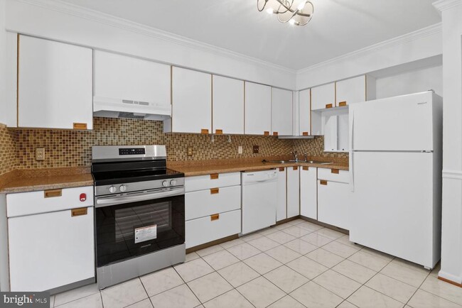 Building Photo - 15 Friendswood Ct