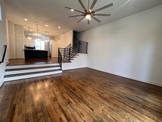 Building Photo - Three Story Townhome in the Heights Now Av...