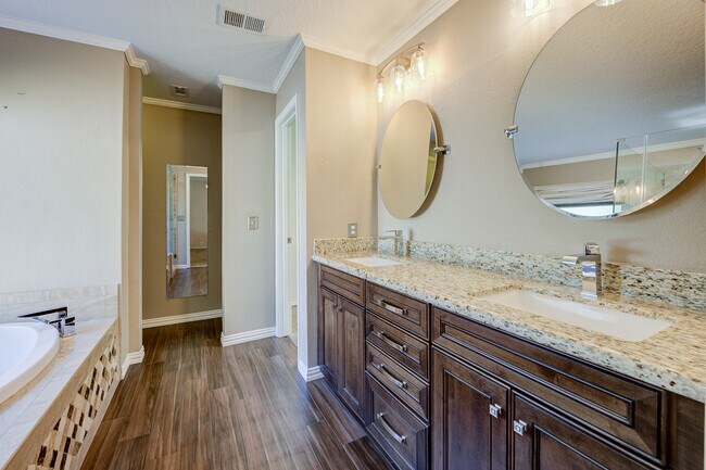 Building Photo - 18818 Woodbreeze Dr