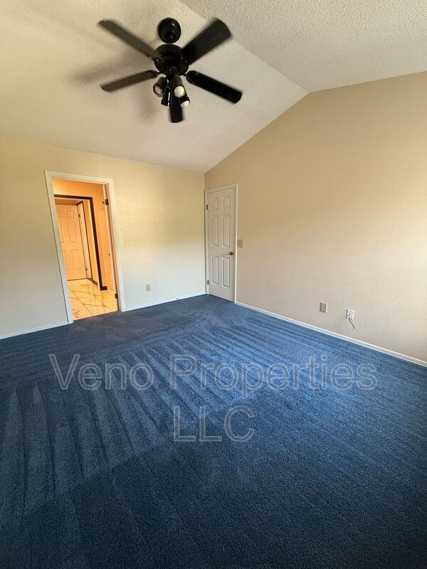 Building Photo - 4808 Foxwood Dr S