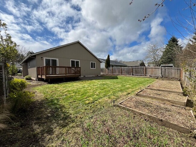 Building Photo - 3 Bedroom 2 Bath Forest Grove OR