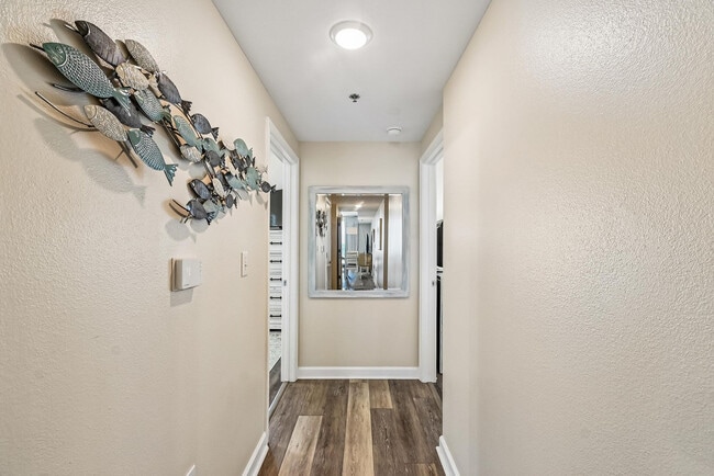 Building Photo - 9896 S Thomas Dr