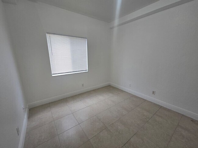 Building Photo - 3 Bedroom Townhome in West Palm Beach