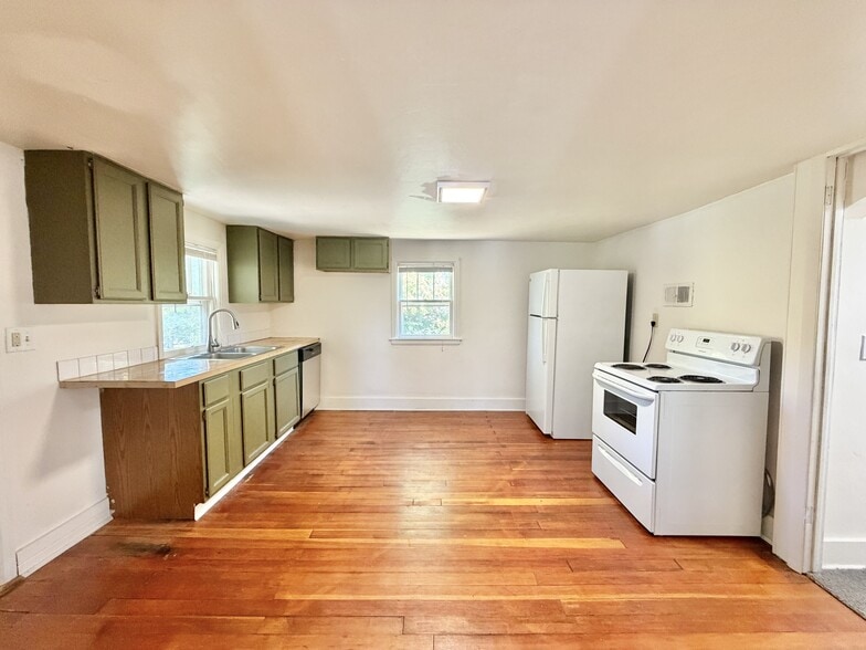 Building Photo - 1838 Spohn Ave