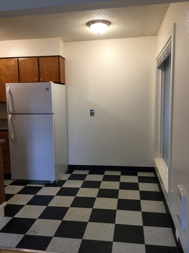 Building Photo - Great location! Dishwasher, hardwoods, on ...