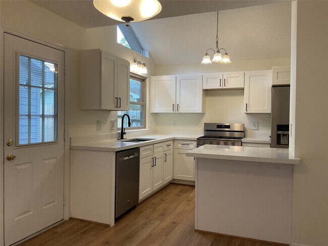 Building Photo - 28 E Lance Leaf Rd