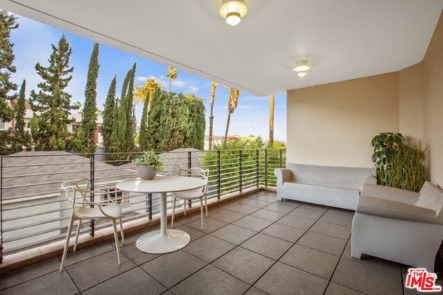 Building Photo - 447 N Doheny Dr