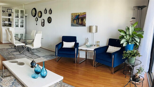 Building Photo - 800 NE 195th St