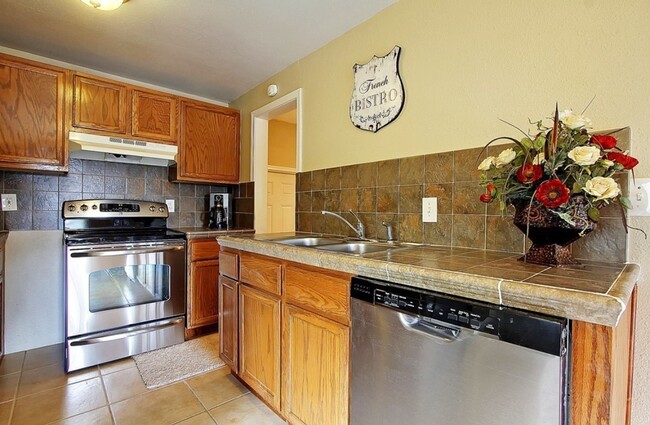 Building Photo - REST OF OCTOBER FREE >> Beautiful 4BR/2BA ...