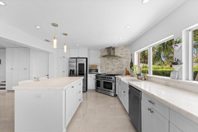Building Photo - 2948 NE 35th Ct
