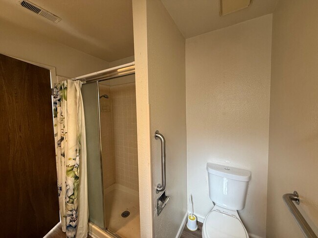 Building Photo - Executive 2-bedroom condo in gated community!