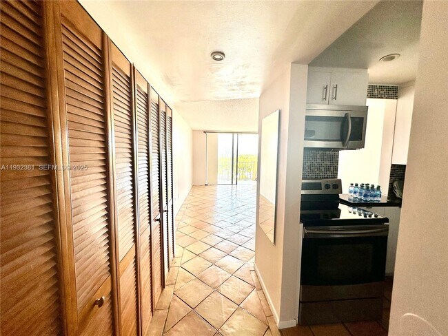 Building Photo - 2350 NE 135th St