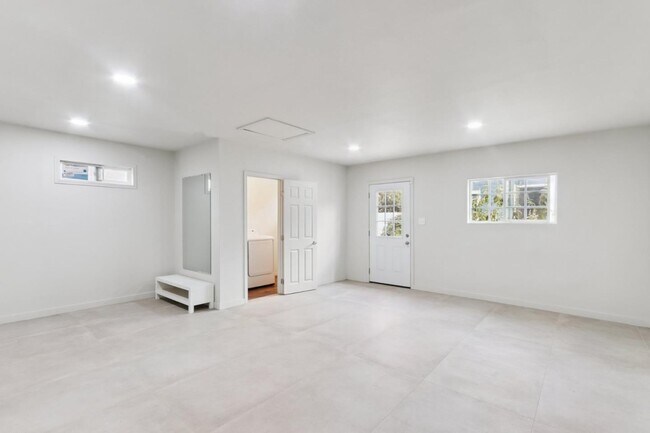 Building Photo - 218 W 87th St
