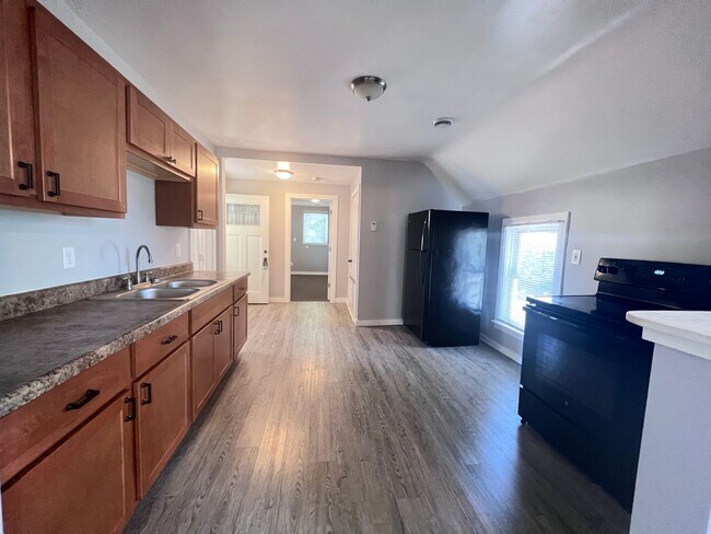 Building Photo - Upper Three Bedroom on NW Side of Grand Ra...