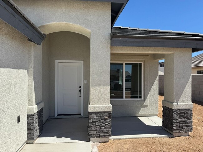 Building Photo - Newer San Luis Three Bedroom Home