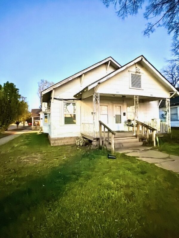 Primary Photo - 801 S Quaker Ave