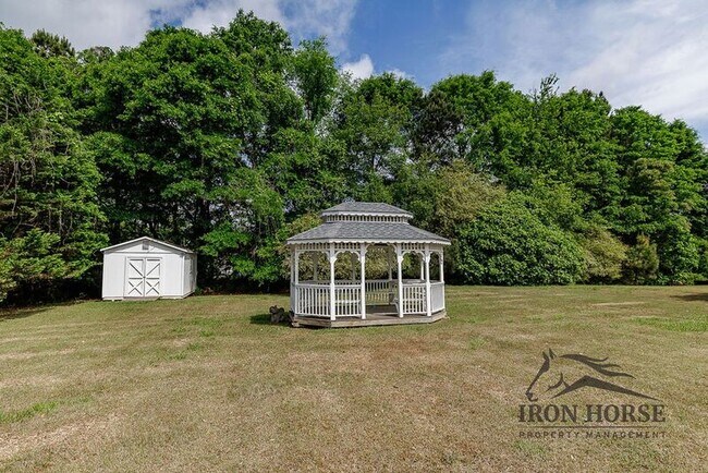 Building Photo - 379 Beech Hollow Trail SW