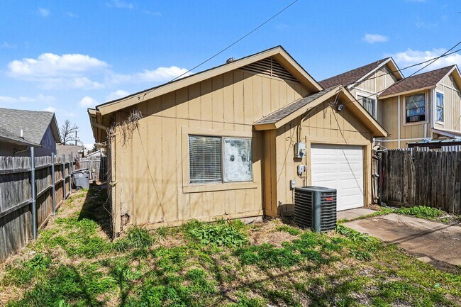 Building Photo - Charming 3-1-1 in S Dallas