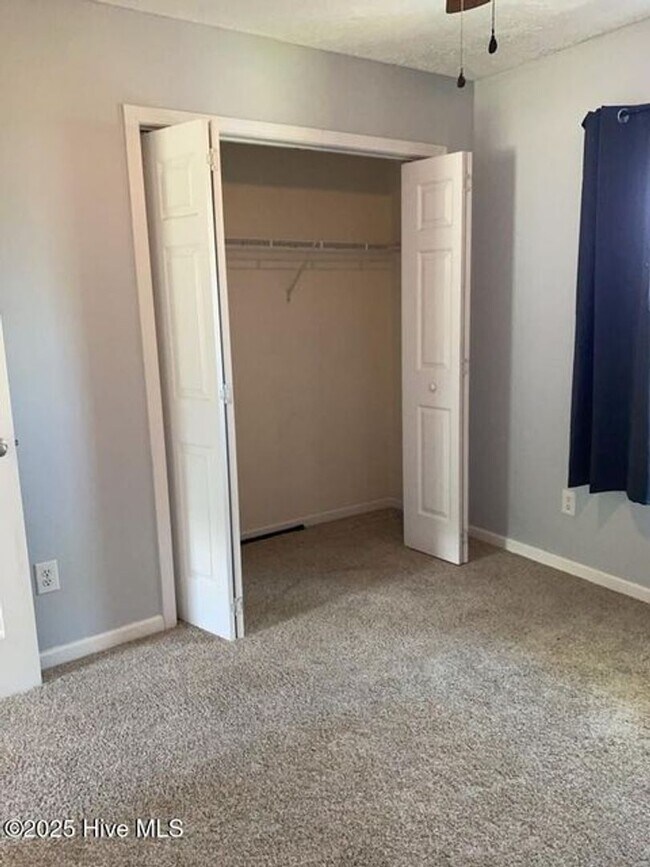 Building Photo - 206 Red Carnation Dr