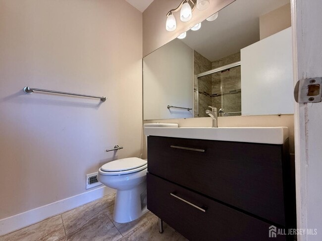 Building Photo - 250 Bromley Pl