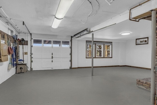 Building Photo - 23 Laurie Ln