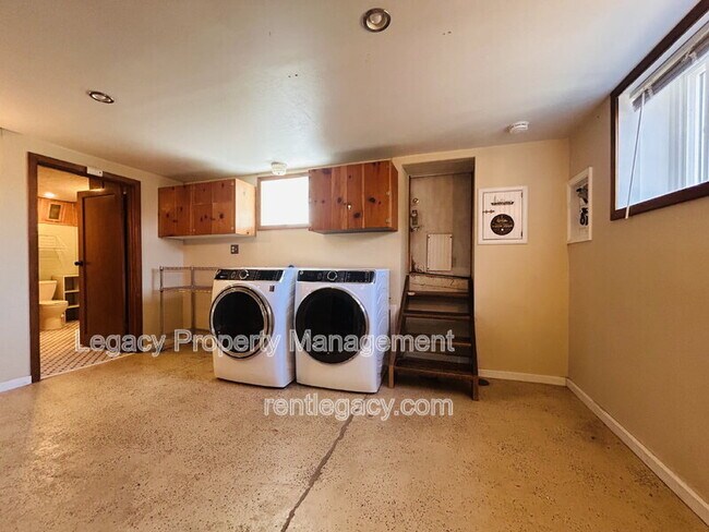 Building Photo - 653 Alhambra St