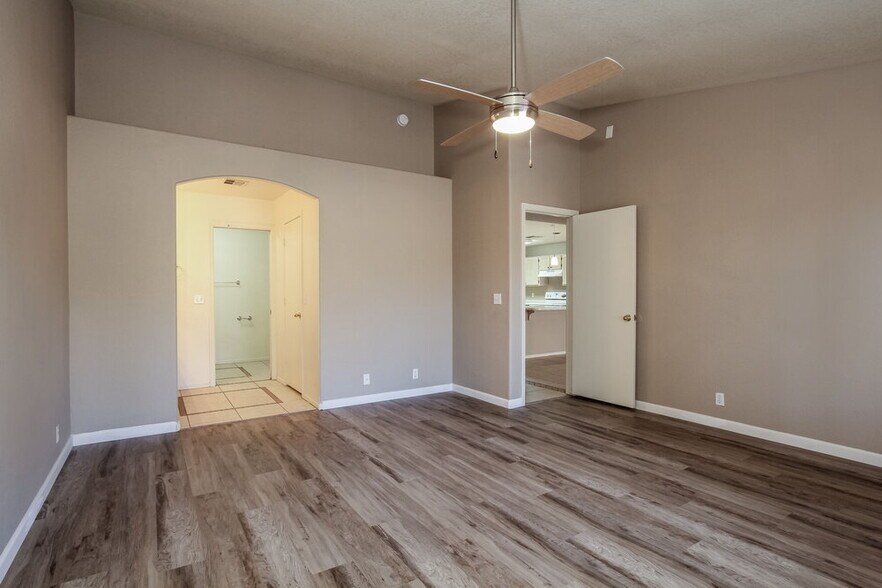 Building Photo - 8720 W Tuckey Ln