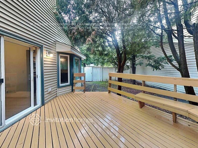 Building Photo - 5565 Knoll Dr