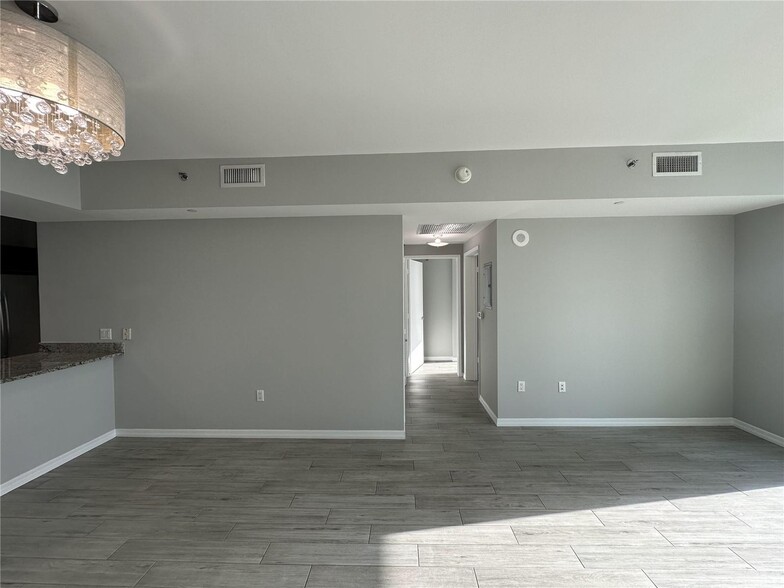 Building Photo - 950 Brickell Bay Dr