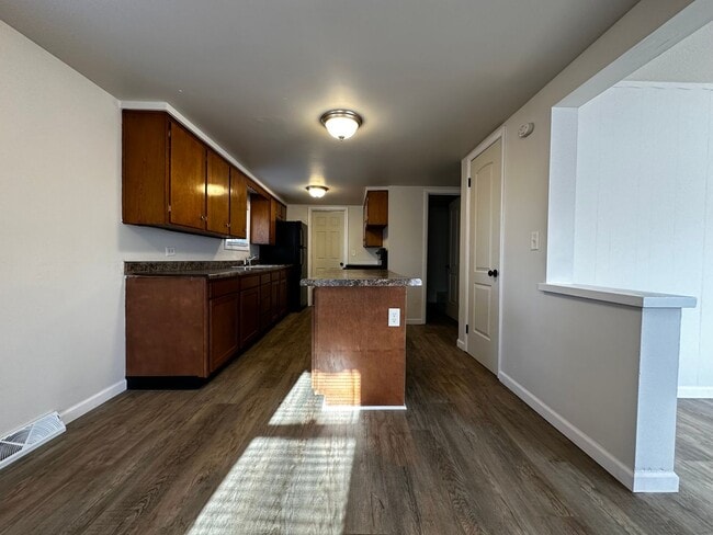 Building Photo - Recently Renovated 3 Bedroom 1 Bath Single...
