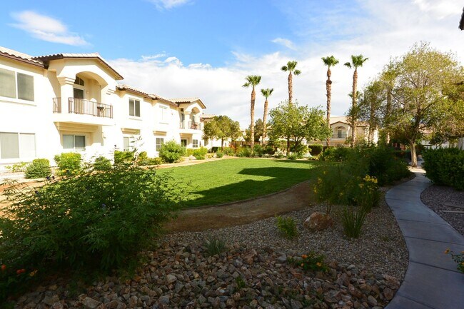 Building Photo - 2 BEDROOM 2 BATH IN NORTHWEST DOUBLE GATED GOLF COURSE COMMUNITY!