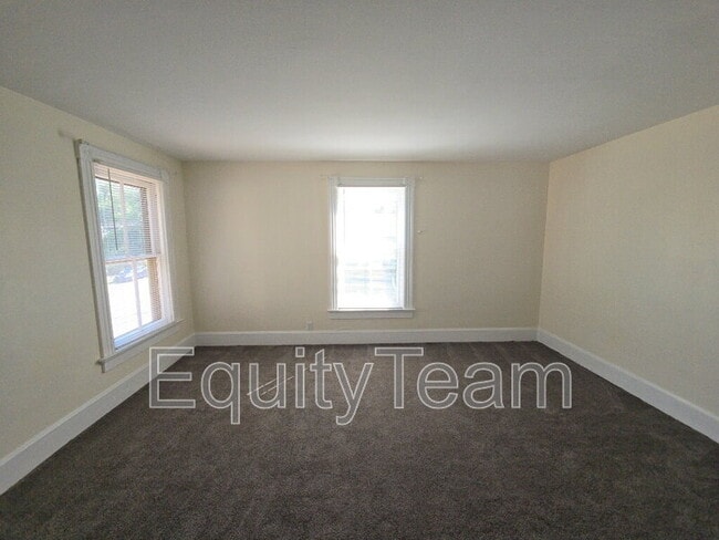 Building Photo - 137 S F St