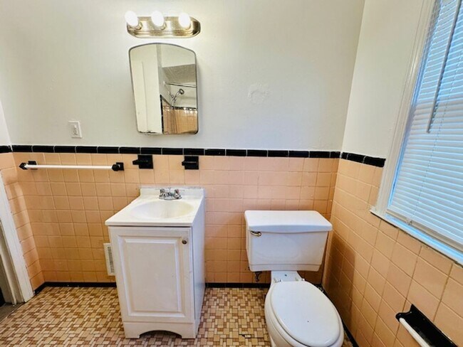 Building Photo - 3 Bedroom 1 Bath For Lease Section 8 Ready