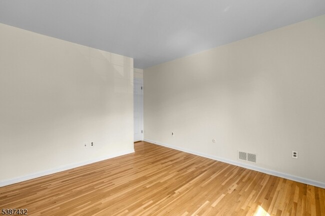 Building Photo - 10 Shelley Pl