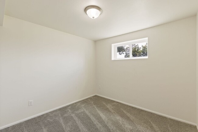 Building Photo - 4 bedroom with large backyard