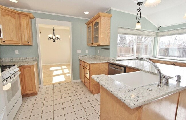 Building Photo - Charming Single-Level Cottage Style Home