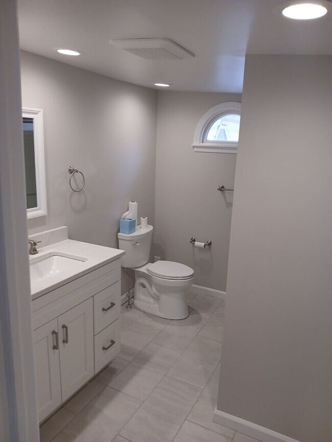 Building Photo - SPACIOUS RENOVATED FARMHOUSE AVAIL. FOR RENT!