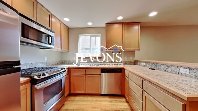 Building Photo - Charming two-story condo with two master suites - Pet Friendly!