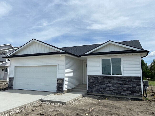 Primary Photo - Luxury Newer Construction Home with Attach...