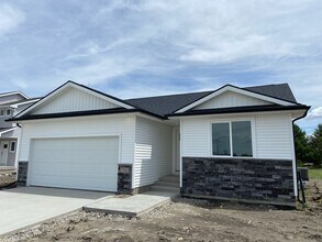 Building Photo - Luxury Newer Construction Home with Attach...