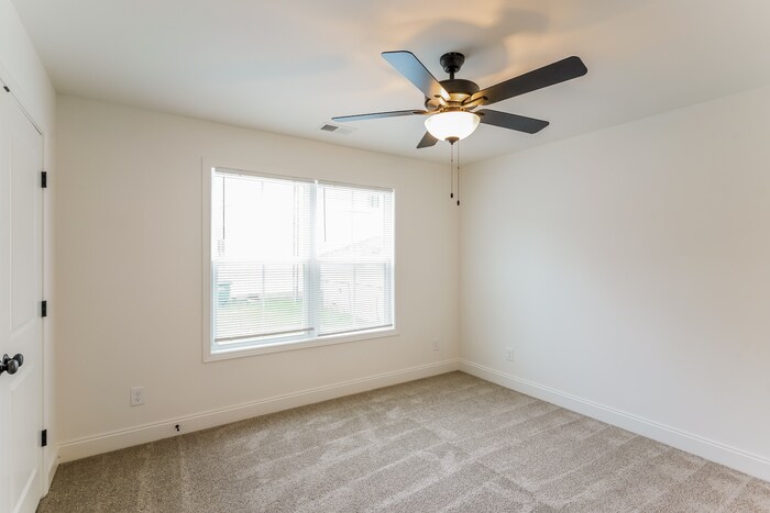 Building Photo - 658 19th Ave W