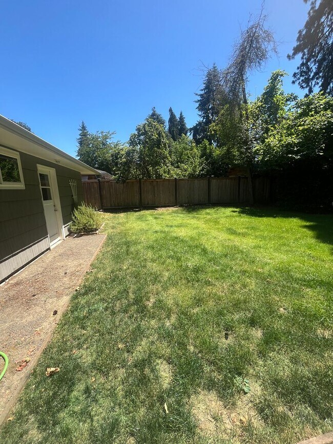 Building Photo - 3-Bedroom 1-Bathroom home in Eugene