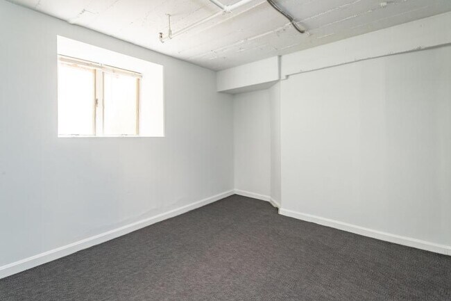 Building Photo - bedroom in Boston MA 02120