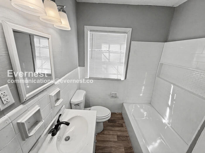 Building Photo - 1701 4th Ave W