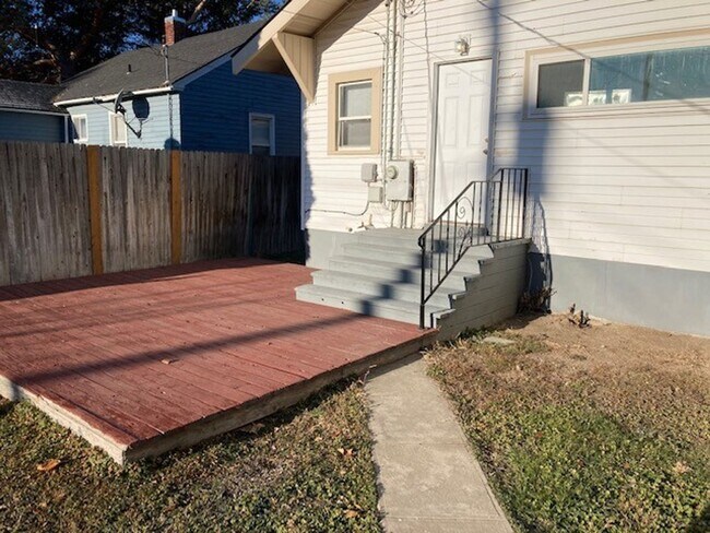 Building Photo - Great location, 2 bedroom, 1 bath home for rent