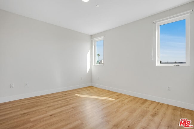 Building Photo - 5813 Lexington Ave